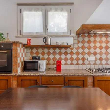 Ground Floor With Private Patio In The Motor Valley
