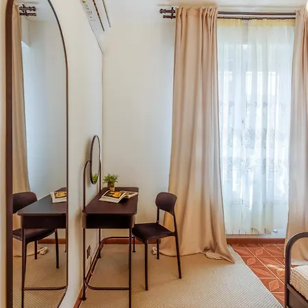 Ground Floor With Private Patio In The Motor Valley *