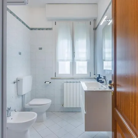 Ground Floor With Private Patio In The Motor Valley *