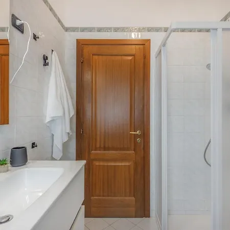 Ground Floor With Private Patio In The Motor Valley *
